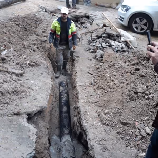 Avcılar'da kanalizasyon açma ekibi sahada